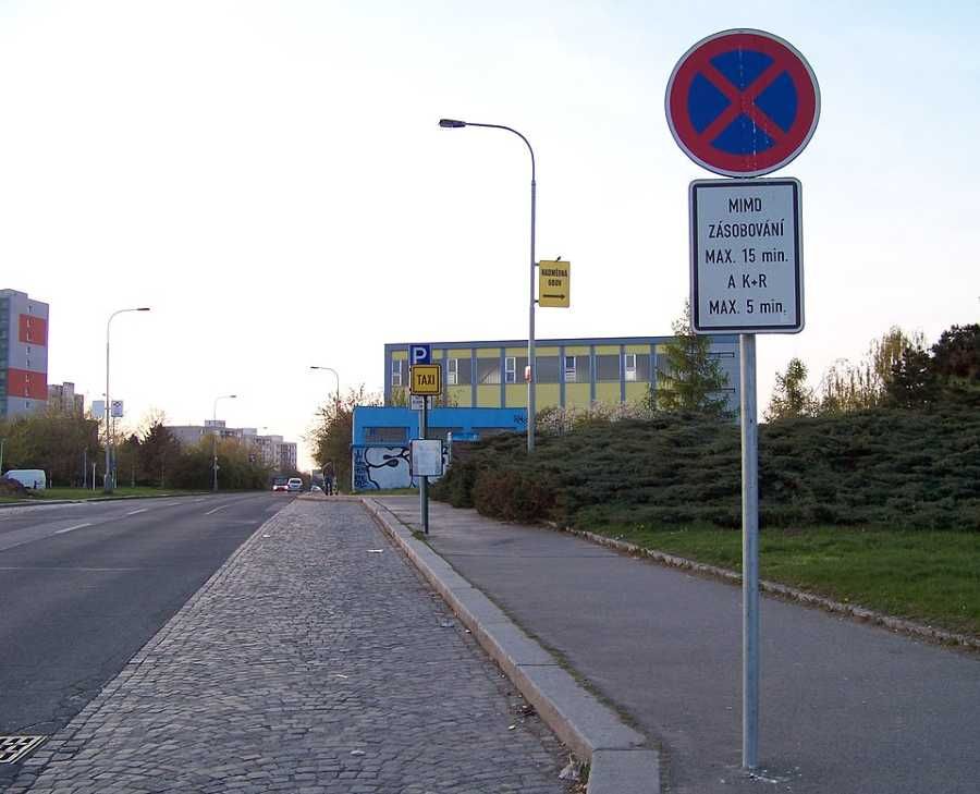 Královéhradecký kraj zavádí systém Kiss and Ride: nové parkování u škol zklidní ranní dopravu