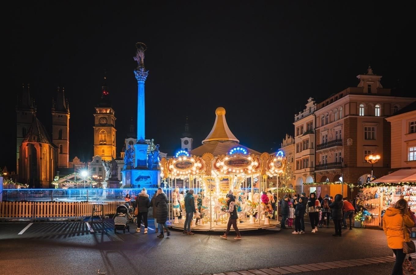 Pierce Brosnan a Drawman rozsvítí Velké náměstí na Nový rok