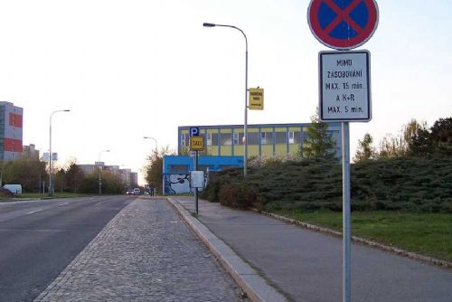 obrázek:Královéhradecký kraj zavádí systém Kiss and Ride: nové parkování u škol zklidní ranní dopravu