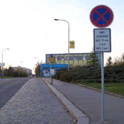 Královéhradecký kraj zavádí systém Kiss and Ride: nové parkování u škol zklidní ranní dopravu