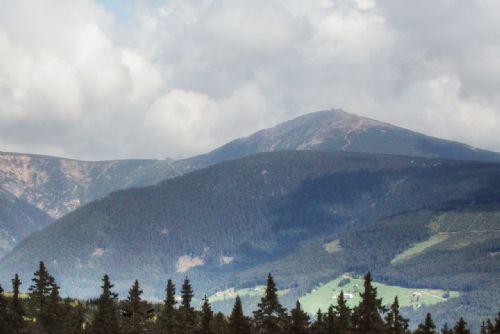 Foto: Krkonoše paralyzovány sněžením a vichrem