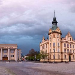 Zastávky u nádraží Hronov dočasně přesunuty kvůli stavbě