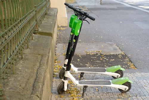 Foto: Hradec Králové končí s elektrokoloběžkami, vsadí na nextbike