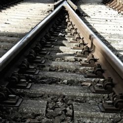 Vlak narazil do sesuvu: 107 pasažérů evakuováno bez zranění