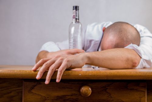 Foto: Alkohol na veřejnosti v Trutnově omezuje vyhláška