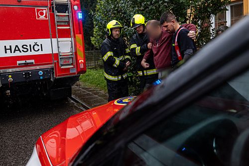 Foto: Evakuace ve Zdoňově: Hrozba protržení hráze