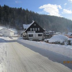 Lyžařský svah Rozárka zarůstá trávou. Plány na obnovu stagnují